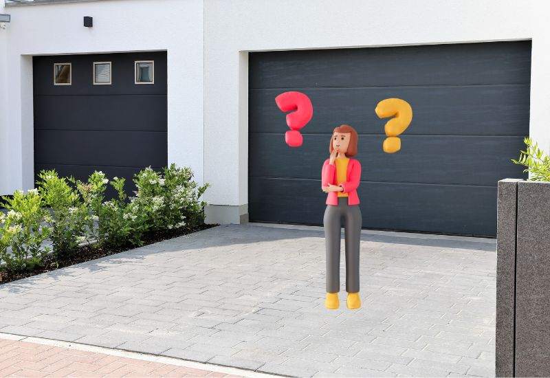 porte de garage avec emoji de femme et points d'interrogation