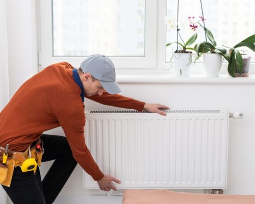 homme qui change un radiateur